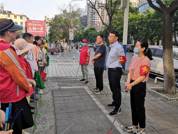 淮南朝陽(yáng)街道開(kāi)展“舉黨旗 促創(chuàng  )建”環(huán)境整治志愿服務(wù)活動(dòng)
