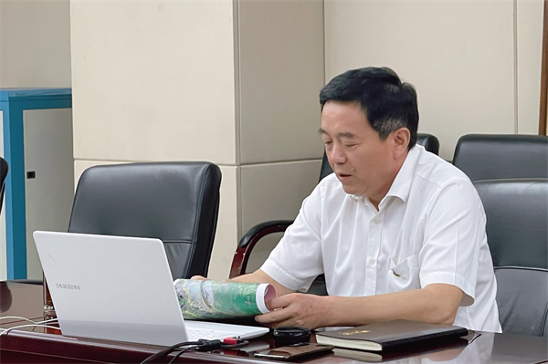 淮南市林業(yè)局黨組書(shū)記、局長(cháng)魯金杰為全局青年干部講黨史專(zhuān)題黨課
