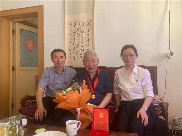 淮南市應急管理局為老黨員上門(mén)頒發(fā)“光榮在黨50年”紀念章
