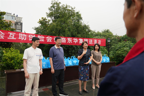 淮南：職工保險互助會(huì )開(kāi)展“夏送清涼，關(guān)愛(ài)會(huì )員”活動(dòng)