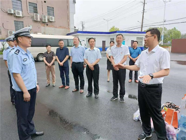 淮南市潘集區委書(shū)記宋立敏率隊慰問(wèn)文明城市創(chuàng  )建一線(xiàn)工作人員