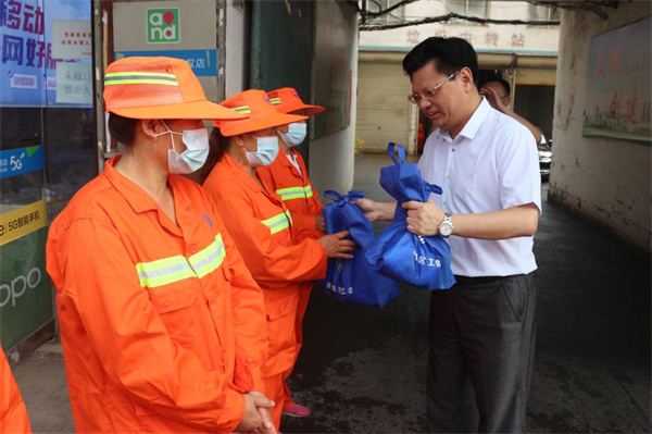 淮南市：夏日抗高溫 工會(huì )送清涼