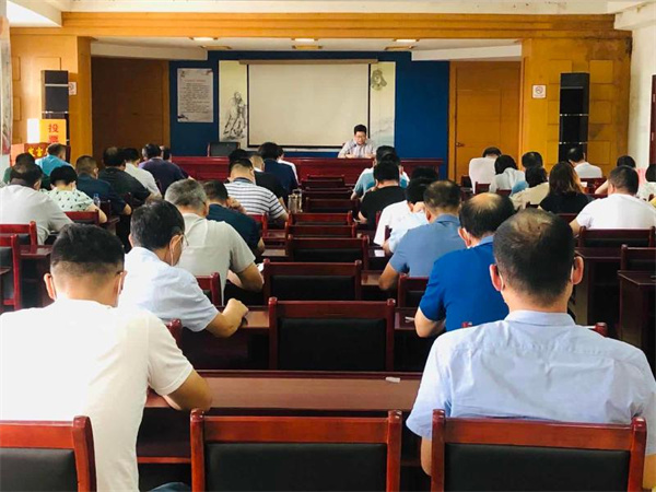 淮南市壽縣縣委、副縣長(cháng)李景練為壽縣市場(chǎng)監管系統黨員上黨課