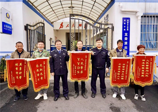 淮南民警為農民工追回工資17萬(wàn)，工人送錦旗“YYDS”