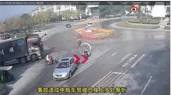驚險一幕！淮南壽縣電瓶車(chē)駕駛人被卷入貨車(chē)底部...