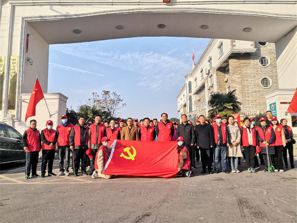 淮南市紀委監委機關(guān)黨員深入姚南社區開(kāi)展環(huán)境衛生整治