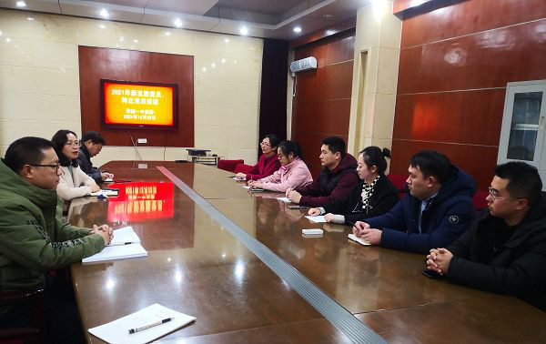 淮南一中召開(kāi)新轉正黨員、預備黨員談心談話(huà)會(huì )