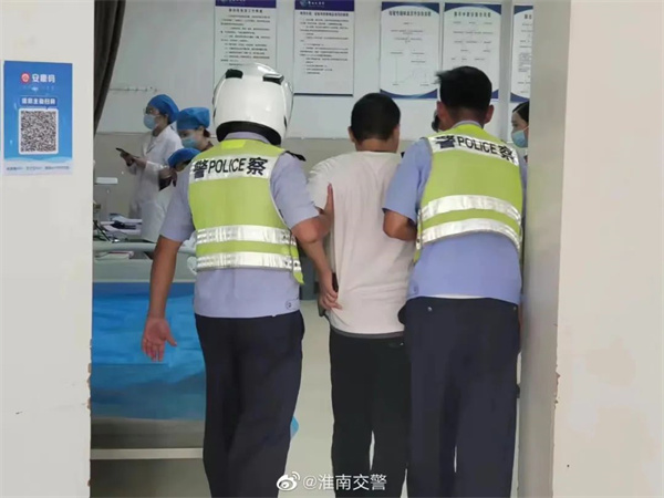 淮南壽縣一開(kāi)車(chē)男子突發(fā)疾病，緊急尋求民警急送醫