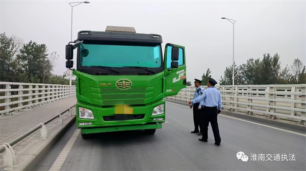 重拳出擊，淮南一輛超限100%以上貨車(chē)被查獲