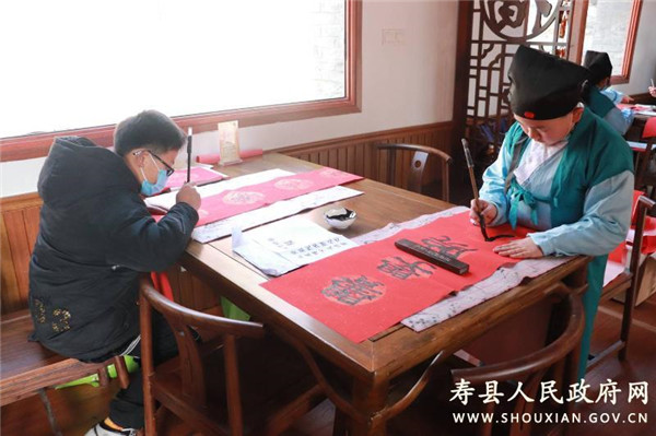 淮南壽縣舉行壽州福娃寫(xiě)春聯(lián)送祝?；顒?dòng)