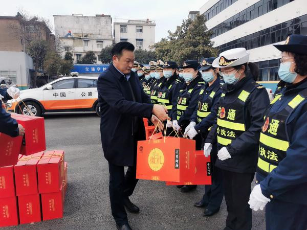 淮南市交通運輸局黨組書(shū)記、局長(cháng)李輝看望慰問(wèn)春節堅守崗位的干部職工并檢查指導春運安全和疫情防控工作