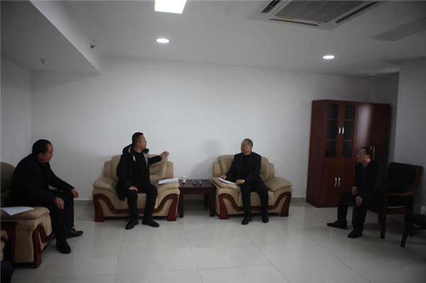 淮南市市場(chǎng)監管局局長(cháng)王雁秋接待來(lái)淮客商安泰編織布制造公司