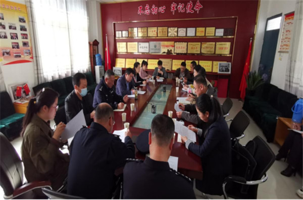 淮南市謝家集區委常委、區委政法委書(shū)記顧為民赴謝一小走訪(fǎng)調研