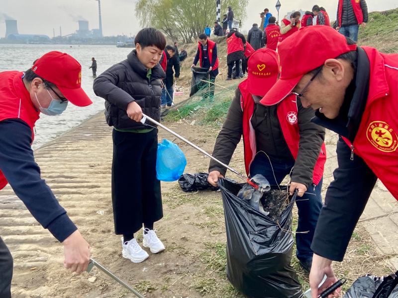 保護母親河，清潔水源地——淮南市生態(tài)環(huán)境局組織黨員干部職工開(kāi)展學(xué)雷鋒主題黨日活動(dòng)